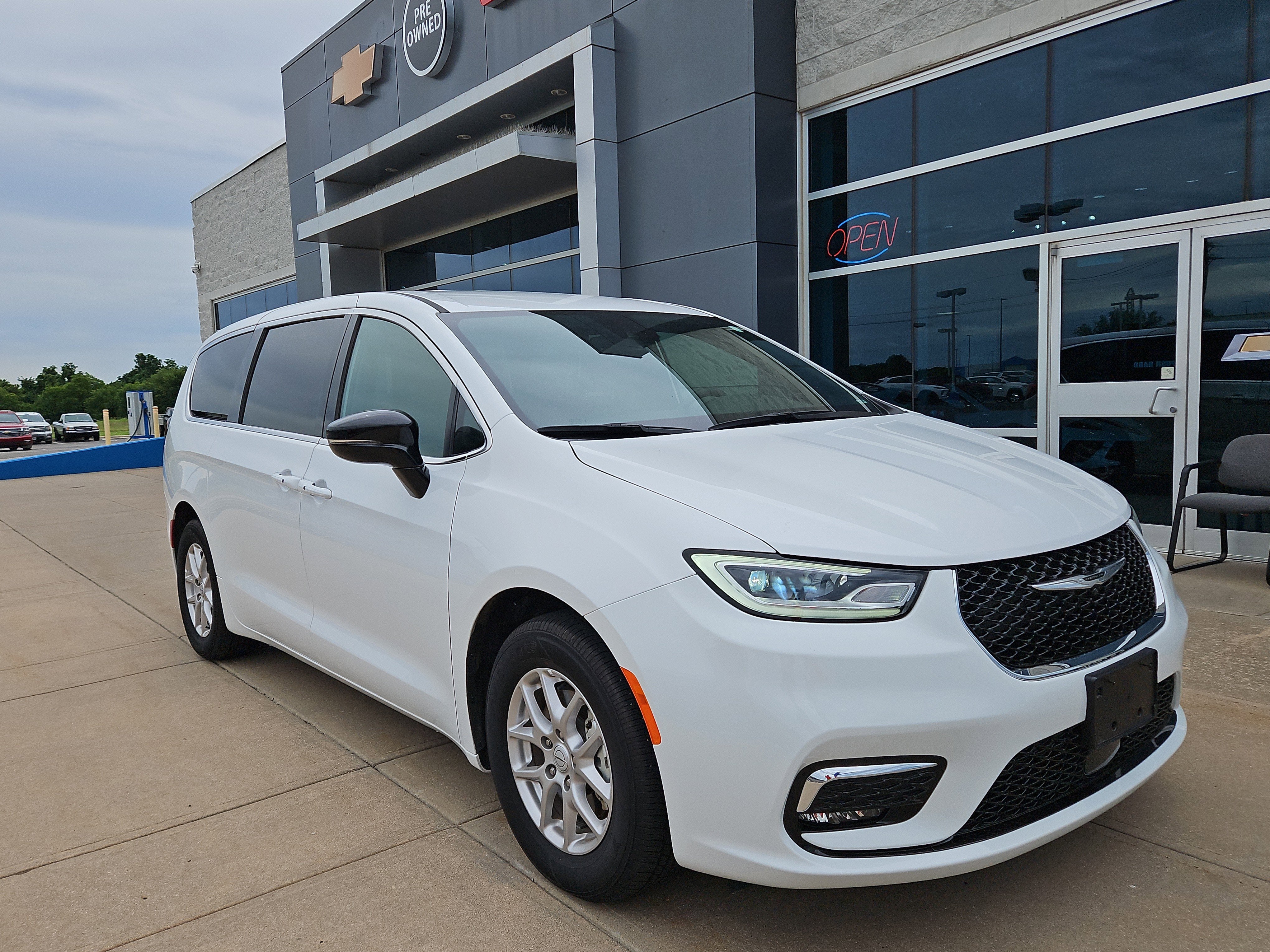 2025 Chrysler Pacifica Select