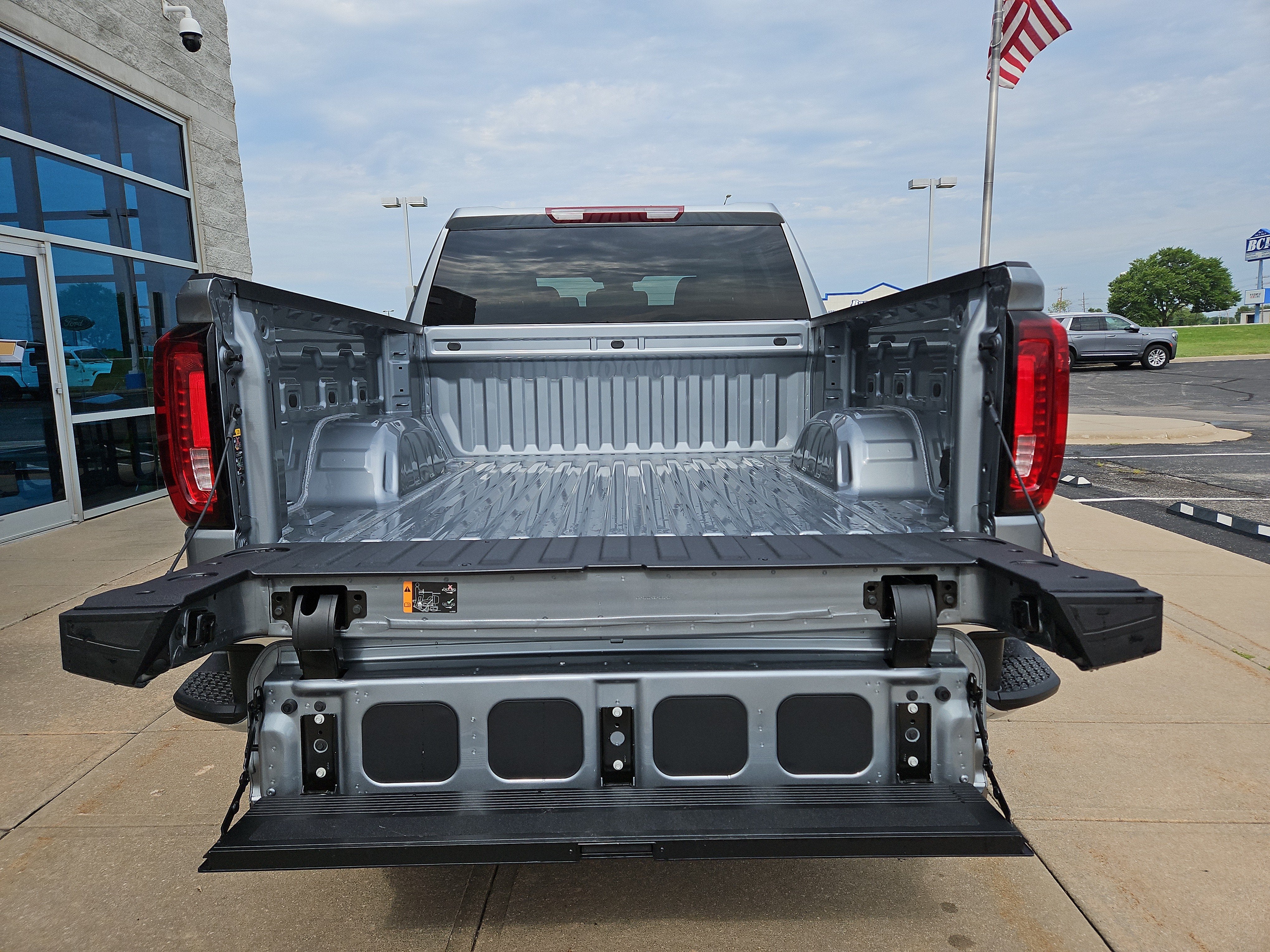 2026 GMC Sierra 1500 SLT - Photo 19