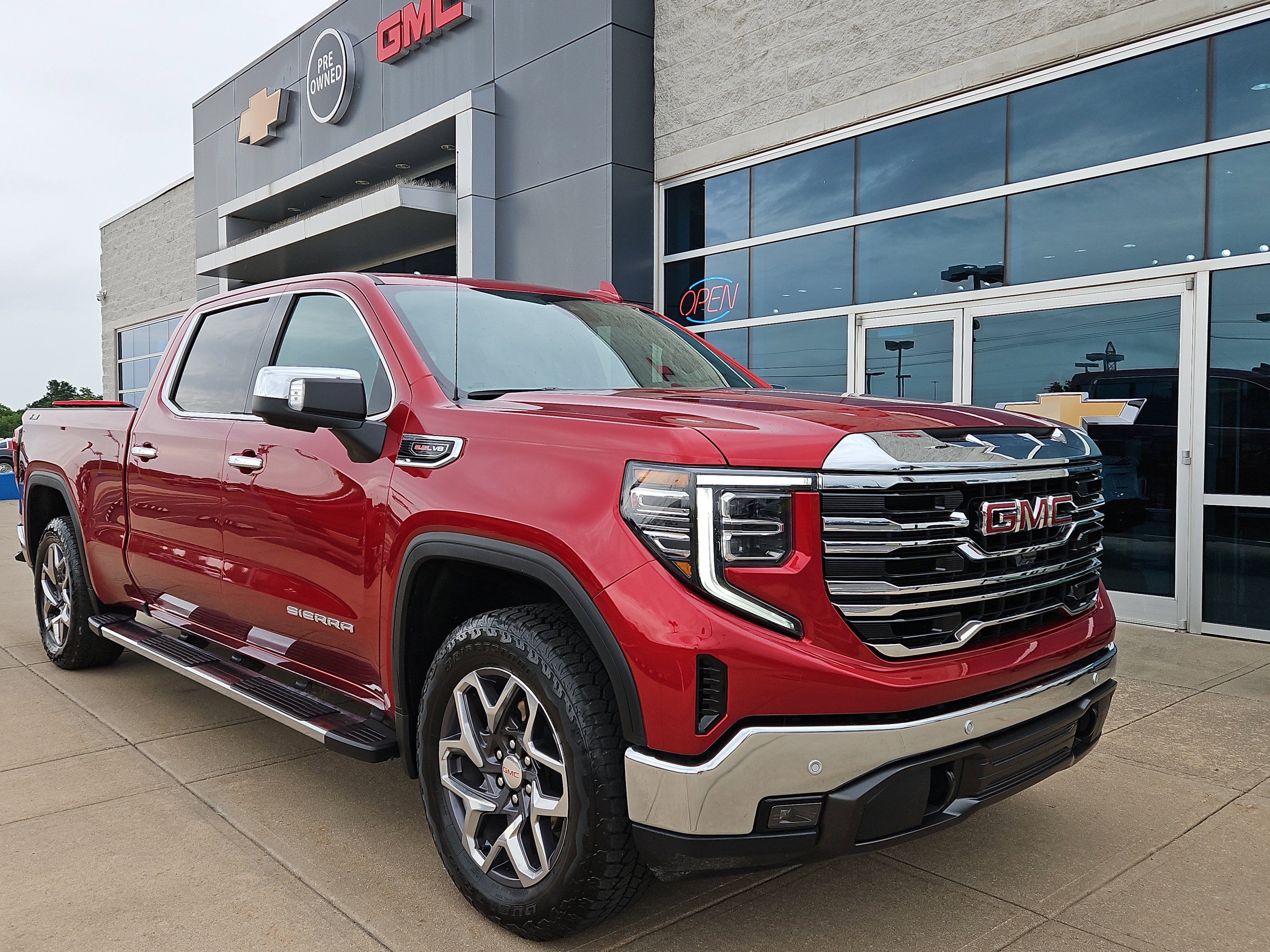 2024 GMC Sierra 4WD Crew Cab Short Box SLT's photo