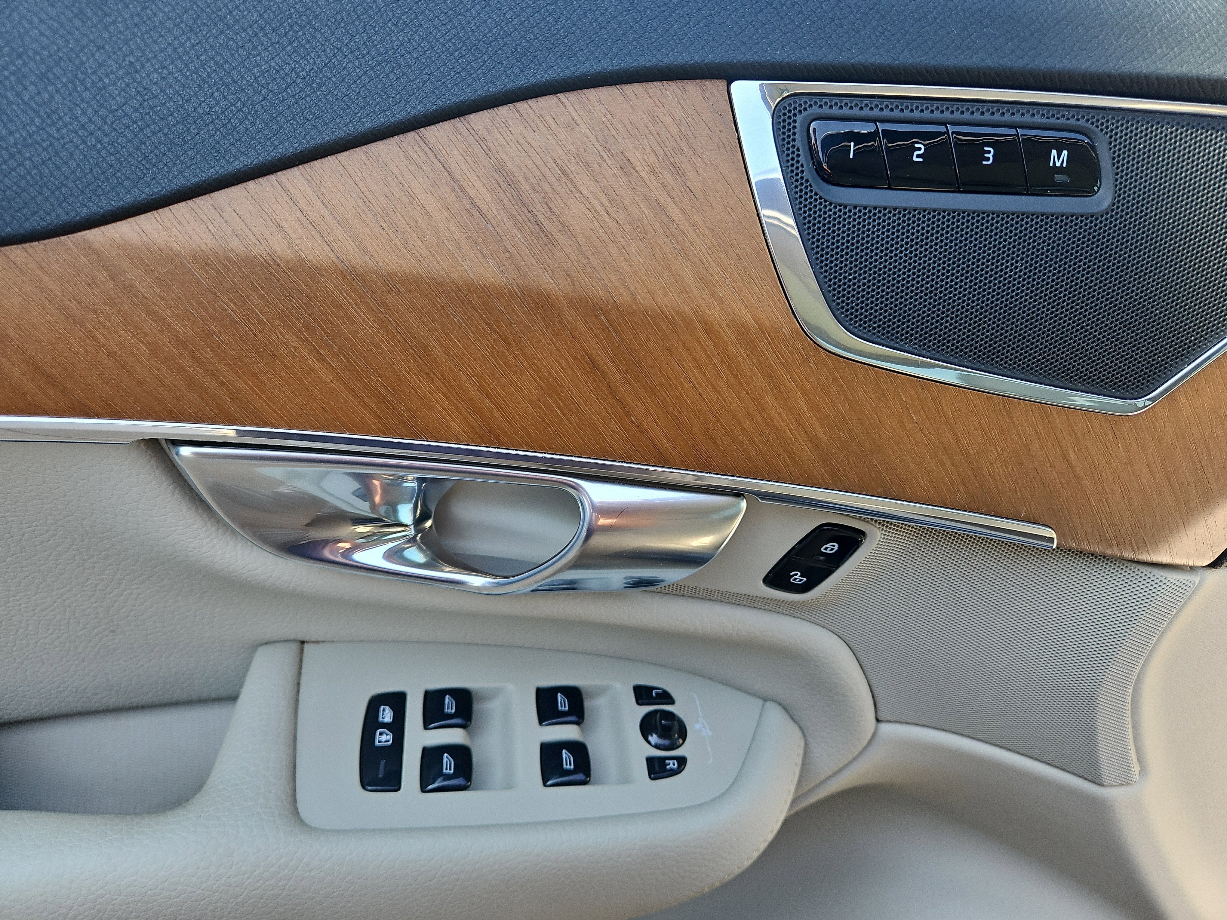 2021 Volvo XC90 Momentum